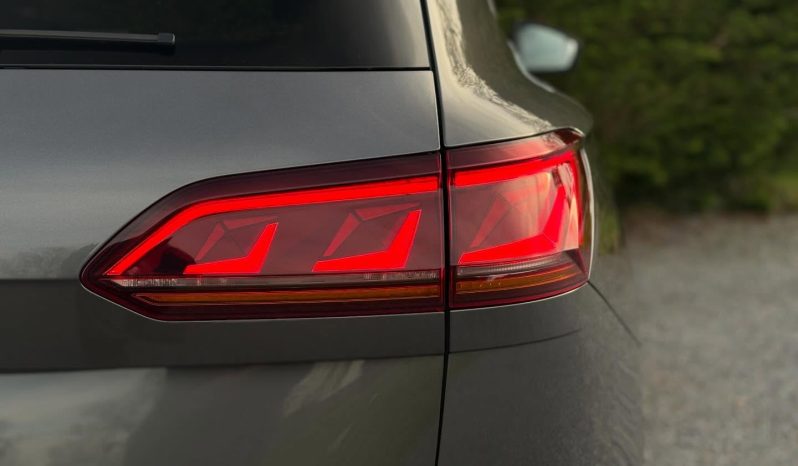 2022 Volkswagen Touareg R-Line Black Edition full