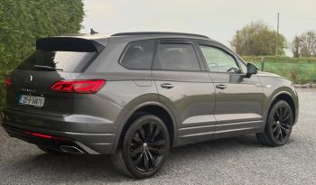 2022 Volkswagen Touareg R-Line Black Edition full