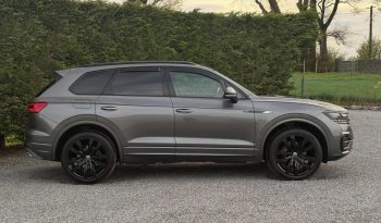 2022 Volkswagen Touareg R-Line Black Edition full