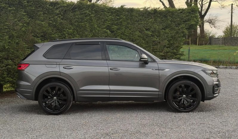 2022 Volkswagen Touareg R-Line Black Edition full